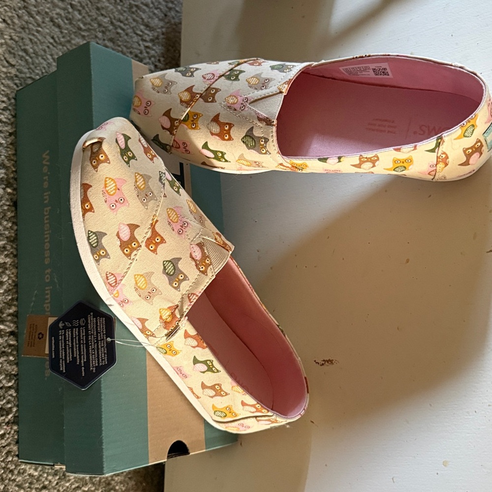 Tom’s Colorful Owl Print Slip-On Shoes **New with box**